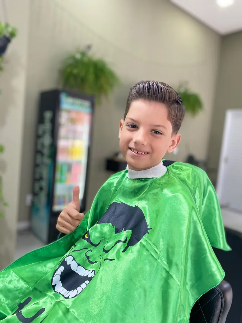 Corte infantil na barbearia do Studio Oásis