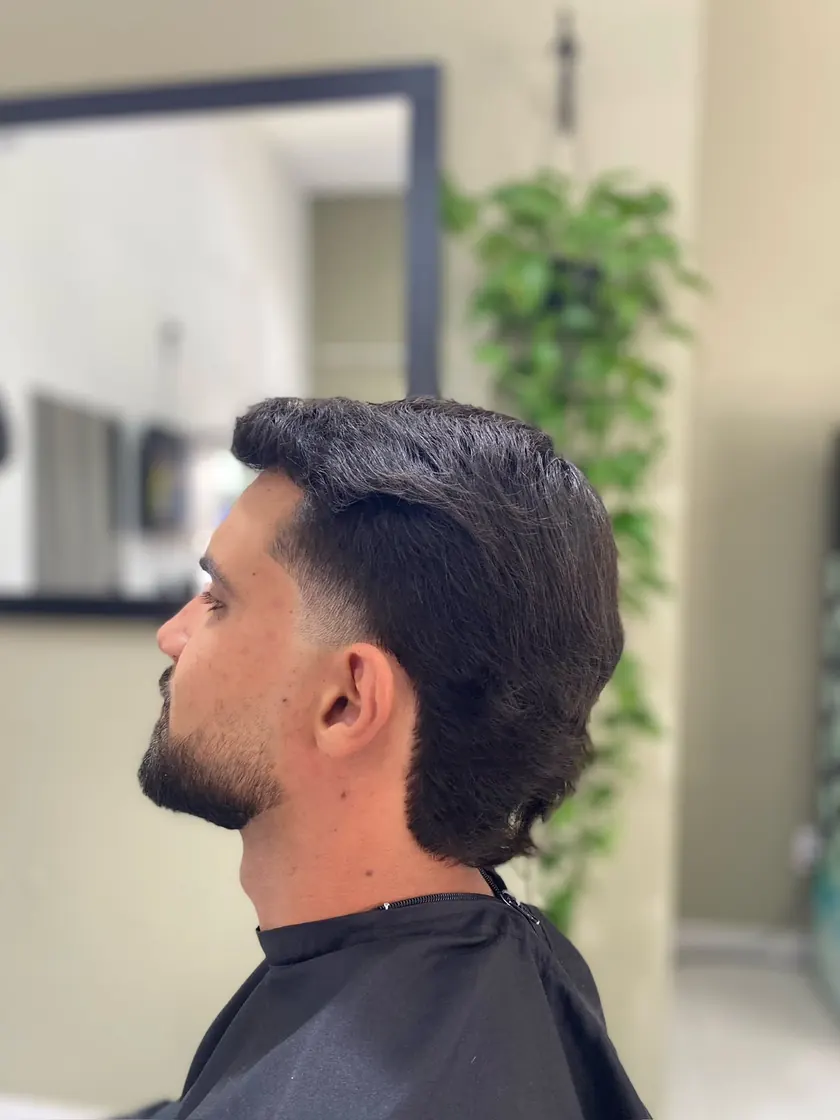 Corte masculino com degradê e barba alinhada
