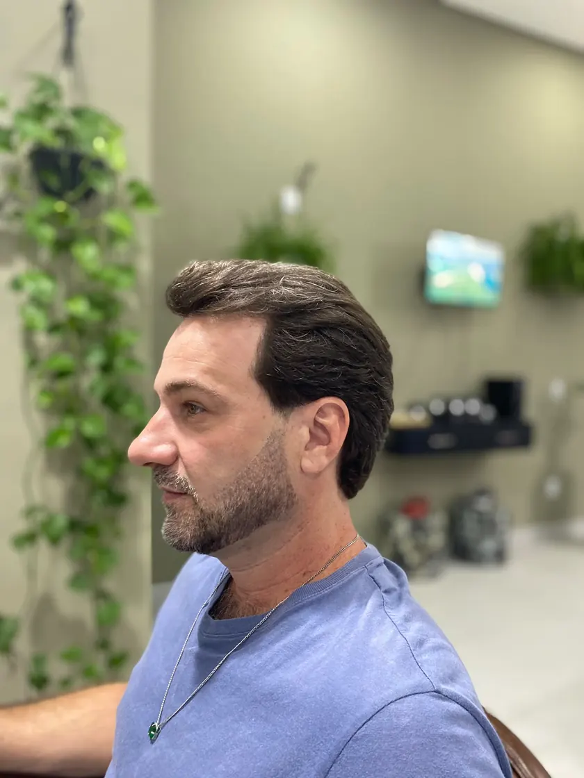 Corte masculino clássico com barba aparada