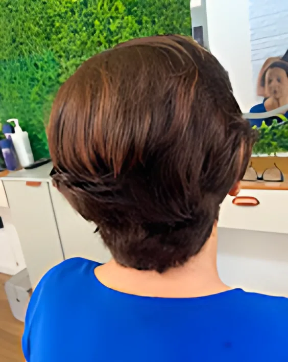 Corte feminino curto e repicado, trabalho das cabeleireiras do Studio Oásis