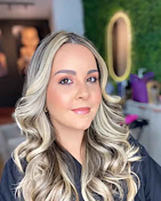 Cabelo loiro com mechas e ondas, trabalho das cabeleireiras do Studio Oásis