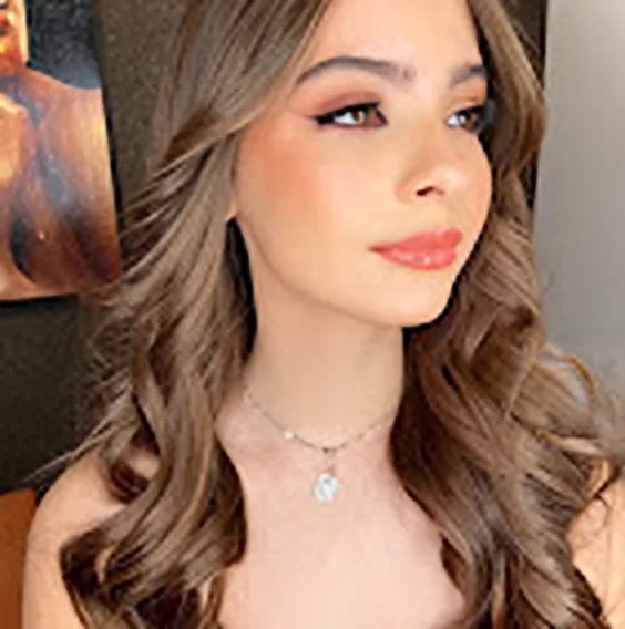 Maquiagem e cabelo ondulado, trabalho das cabeleireiras do Studio Oásis