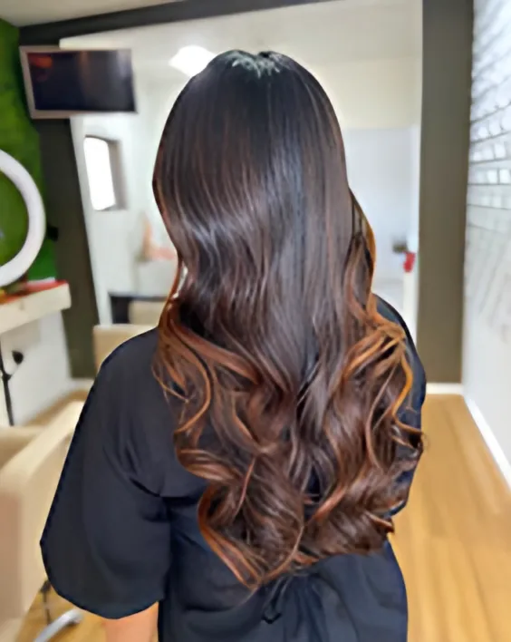 Cabelo longo com ondas e mechas caramelo, trabalho das cabeleireiras do Studio Oásis