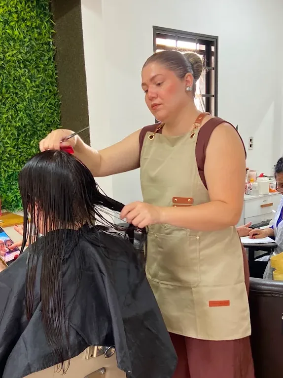 Roberta cortando o cabelo de uma cliente no Studio Oásis