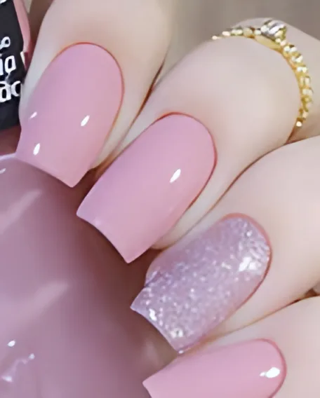 Nail design em rosa com uma unha de glitter
