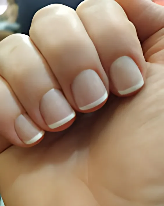 Manicure francesinha em unhas naturais